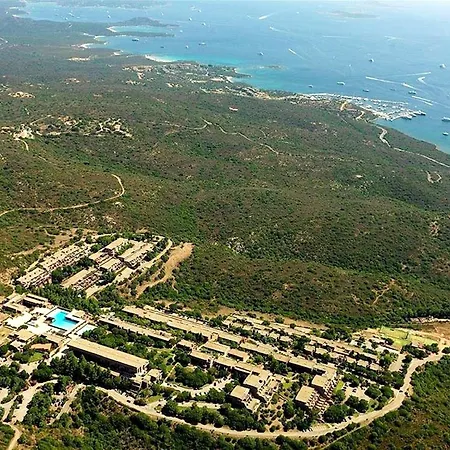 Апартаменти Near Golfo Di Cugnana *